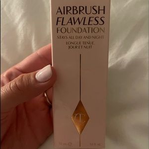 Charlotte Tilbury AIRBRUSH FLAWLESS FOUNDATION
STAYS ALL DAY AND NIGHT shade 6